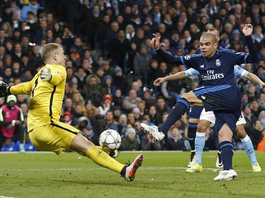 Pepe dispara al cuerpo de Hart.