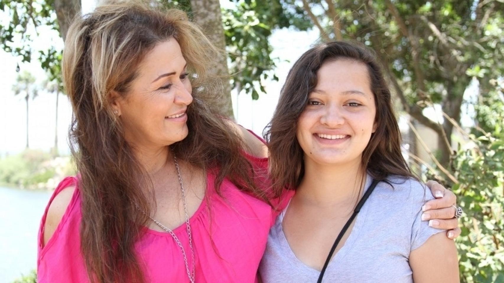 Virginia, una de las protagonistas del documental, posa junto a su hija.