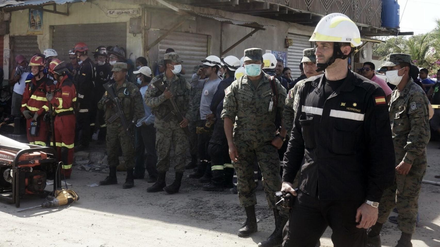 El comandante Herreras, en primer plano, está al frente del operativo de la UME.