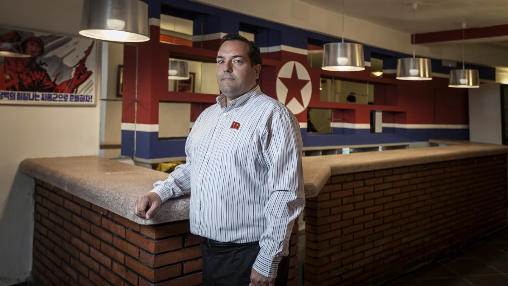 El impulsor del espacio, Alejandro Cao de Benós, posa en la nueva sede de la KFA