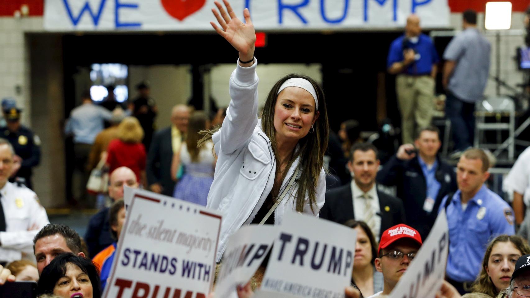 Seguidores de Trump le piden autógrafos y le saludan tras un mitin en Connecticut.