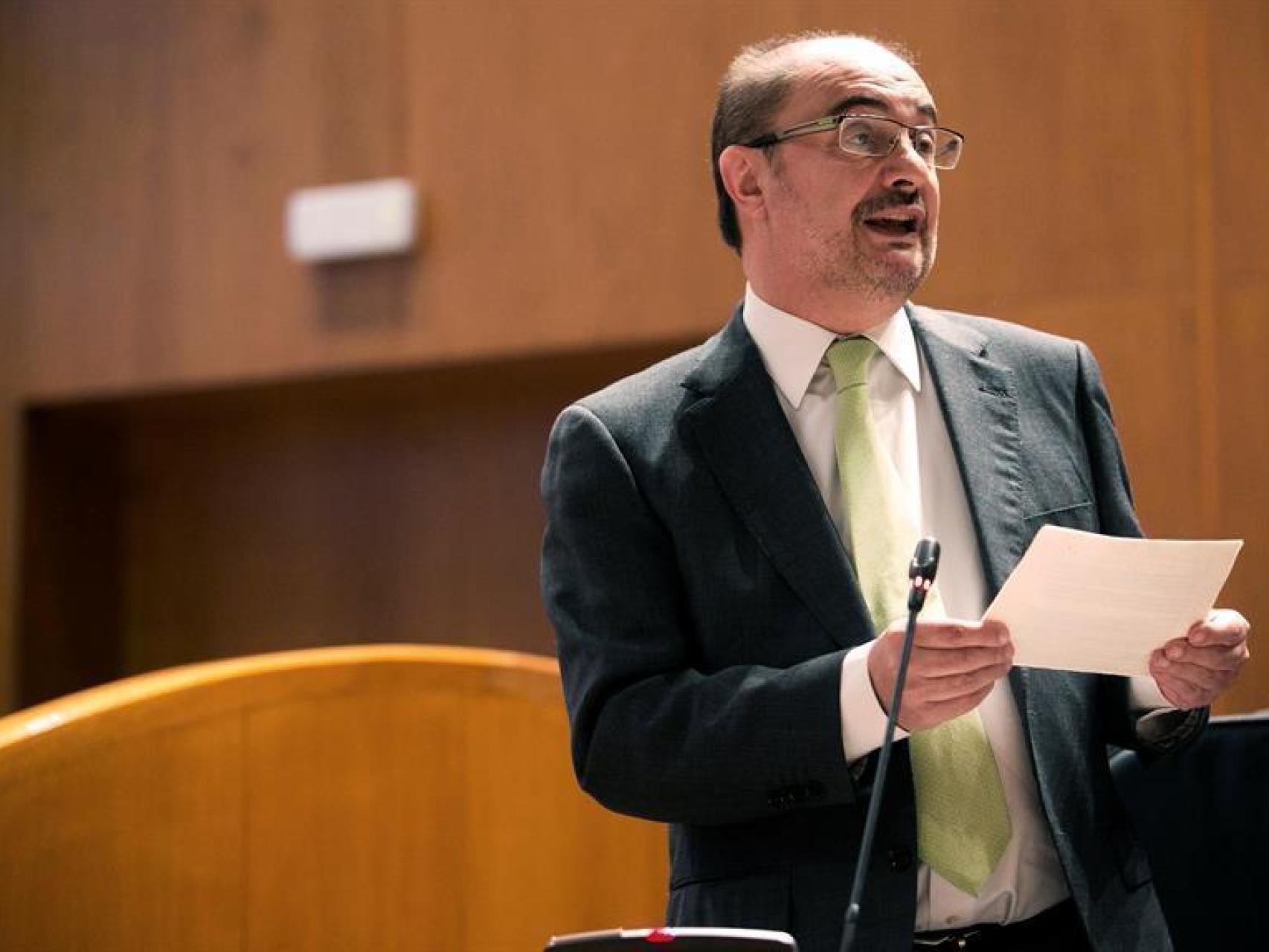 El presidente aragonés, Javier Lambán, en el Pleno de las Cortes.