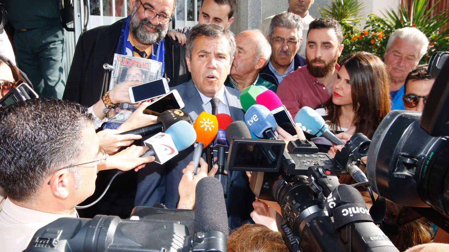 Fernando Osuna, abogado de Manuel Díaz atendiendo a los medios a la entrada del juzgado