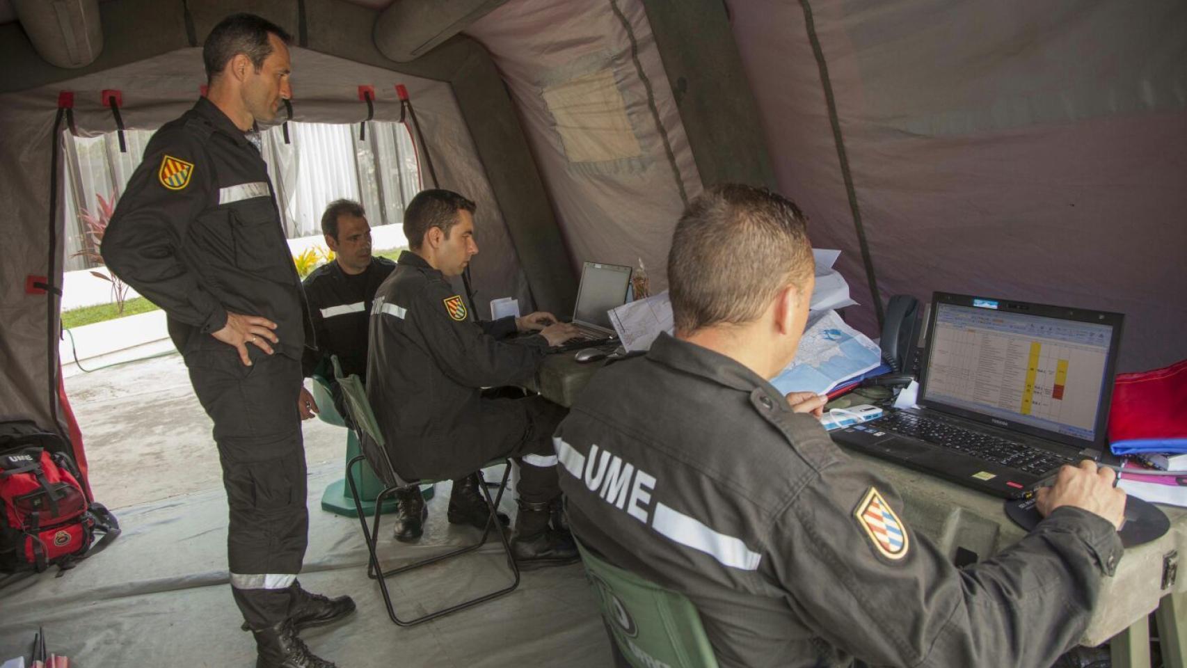 Efectivos de la UME en la base de operaciones.