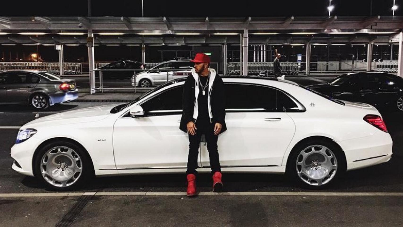 Lewis Hamilton con su Maybach.