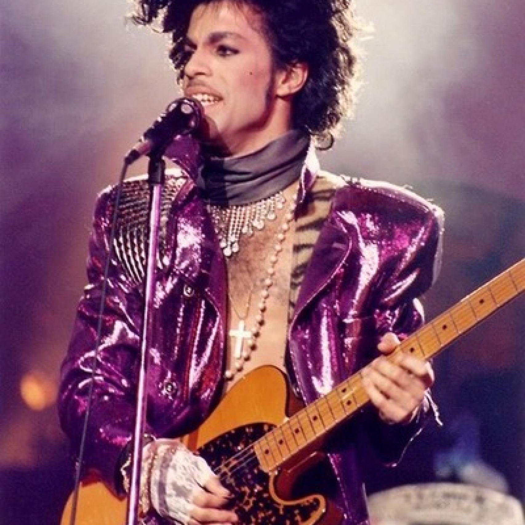Prince vestido de morado interpretando Purple Rain