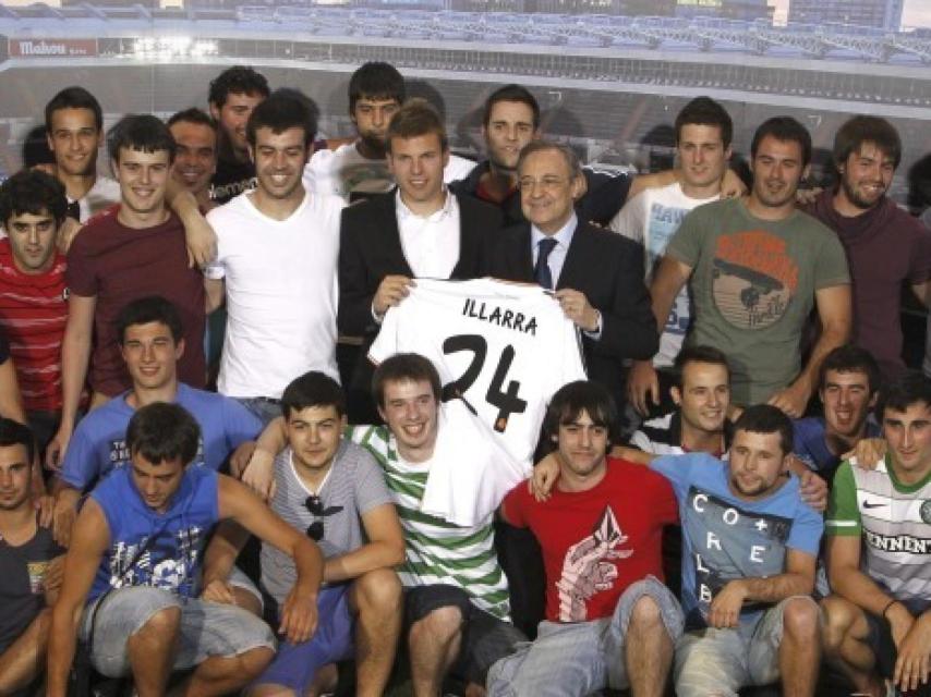 A la presentación de Illarra llegaron en autobus los 31 amigos de su cuadrilla.