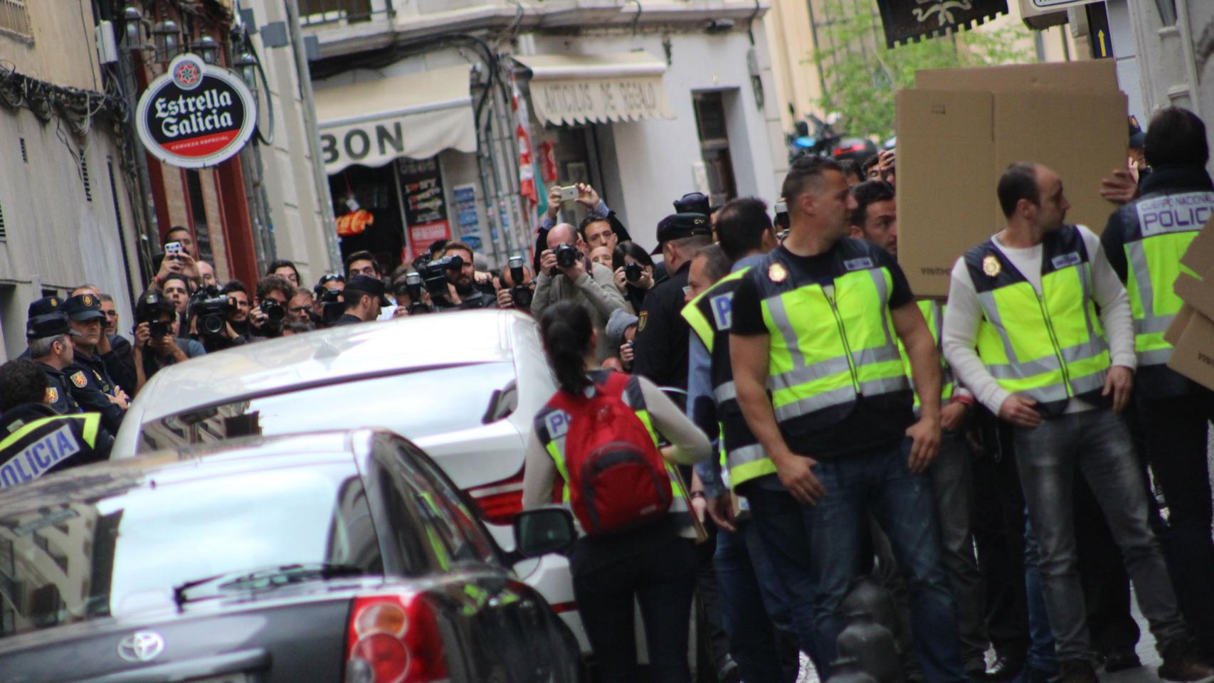 El alcalde de Granada, Torres Hurtado, abandona el Ayuntamiento tras el registro.