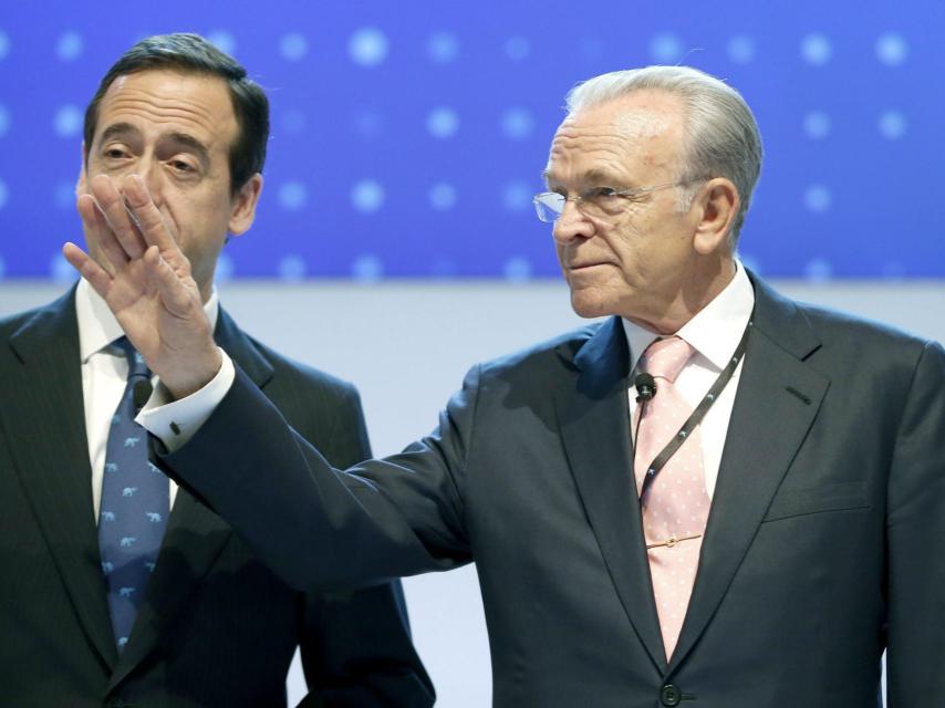 El presidente y consejero delegado de CaixaBank, Isidre Fainé, a la derecha; y Gonzalo Gortázar, izquierda.