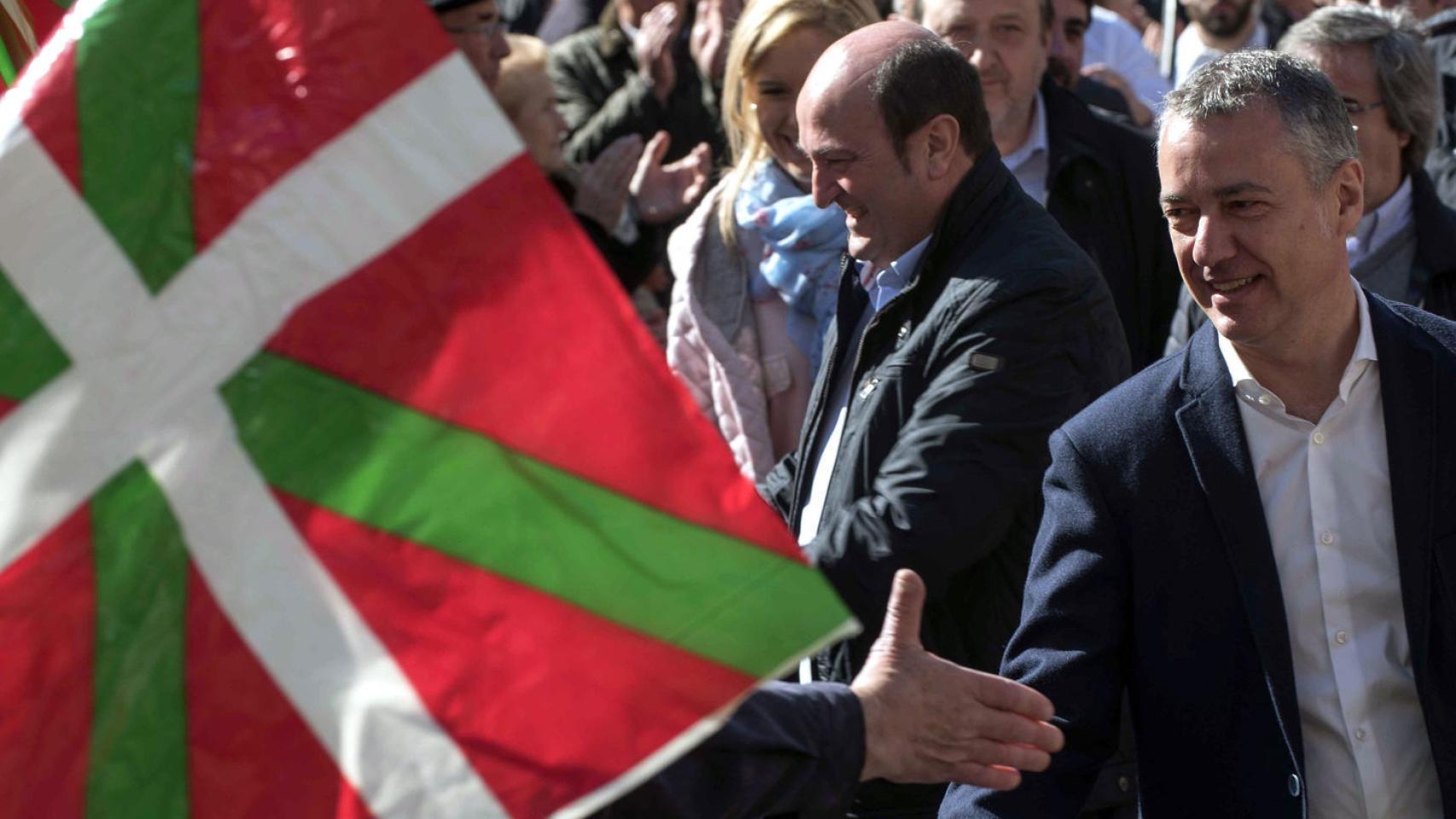 Urkullu, durante un acto presidido por la ikurriña.