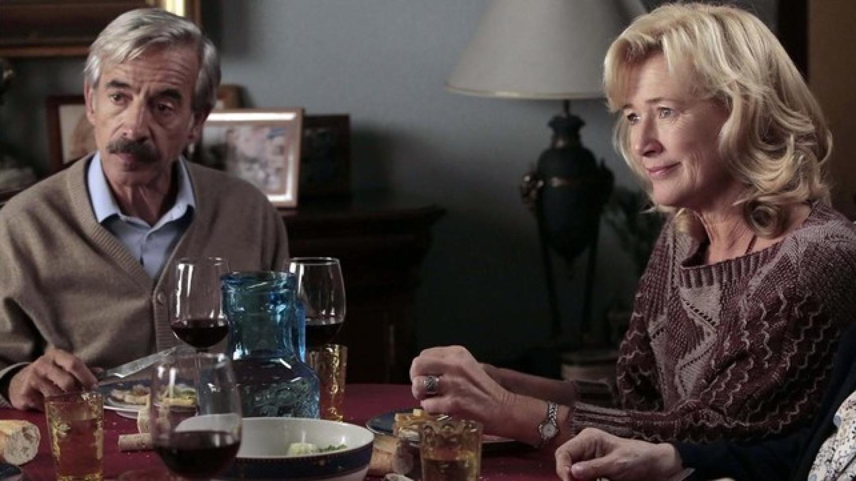 Imanol Arias y Ana Duato en un capítulo de la serie Cuéntame