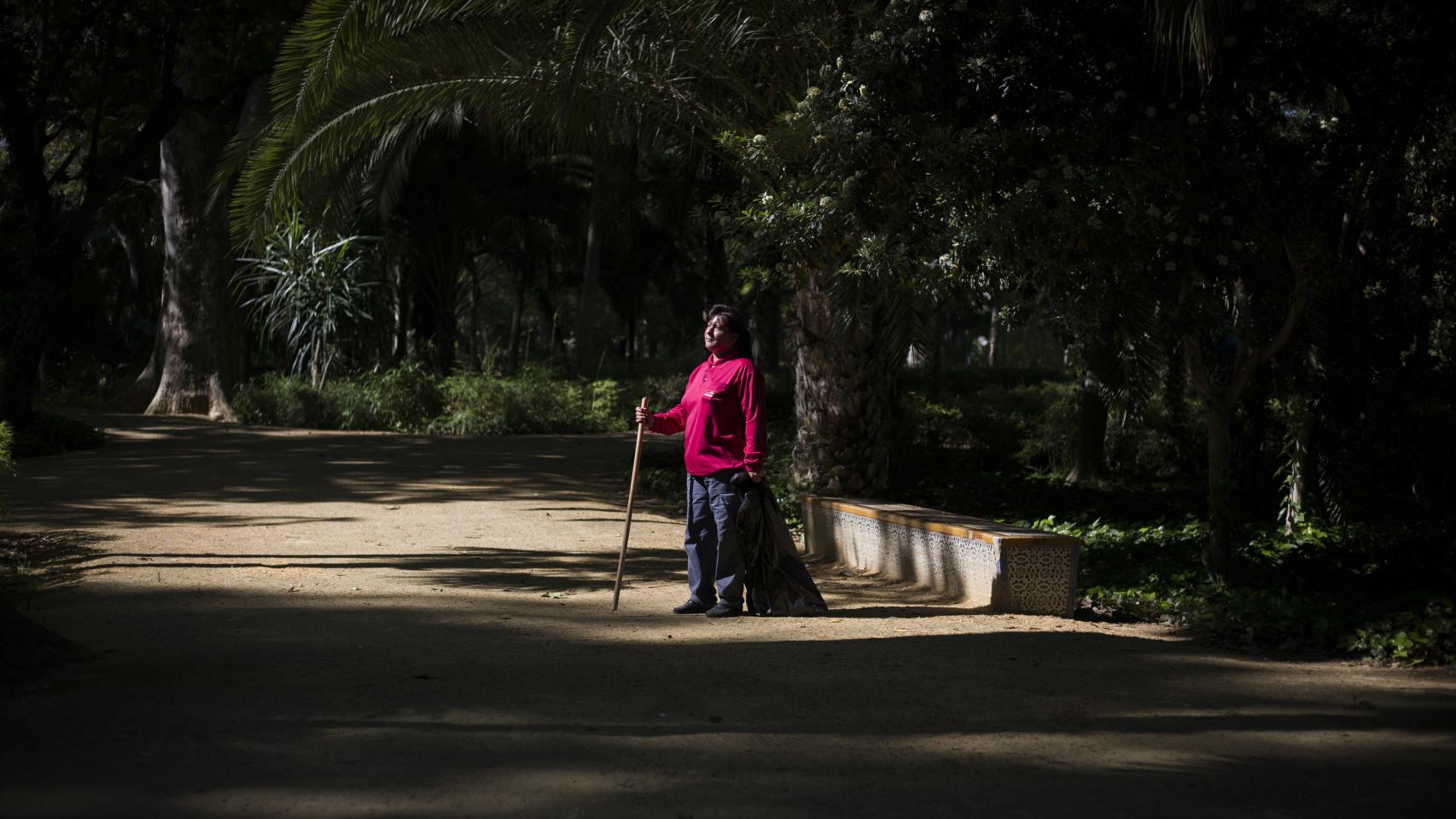 Carmen recoge basura en el parque en el que se cometió el crimen