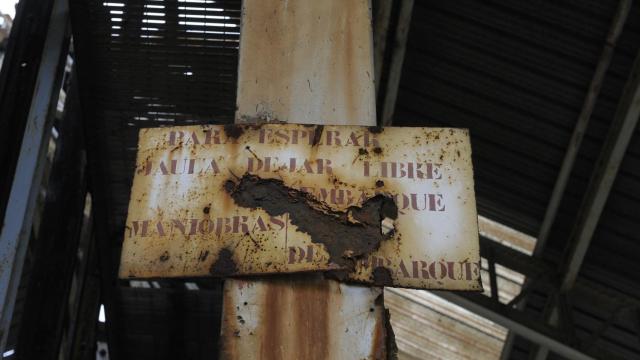 Cartel abandonado en una mina de la cuenca del Nalón, en Asturias.