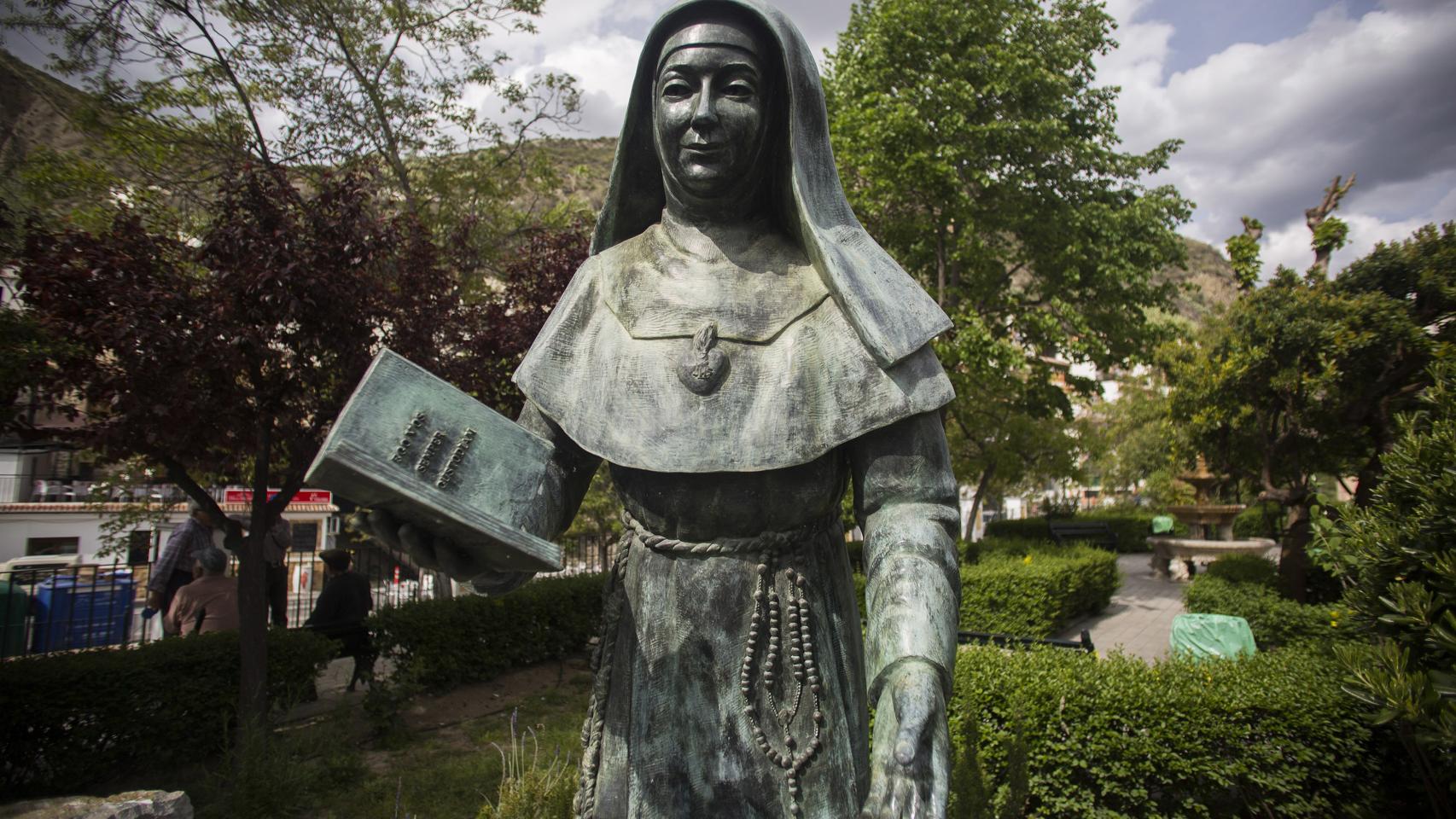 Estatua de una monja a la entrada de Monachil (Granada)