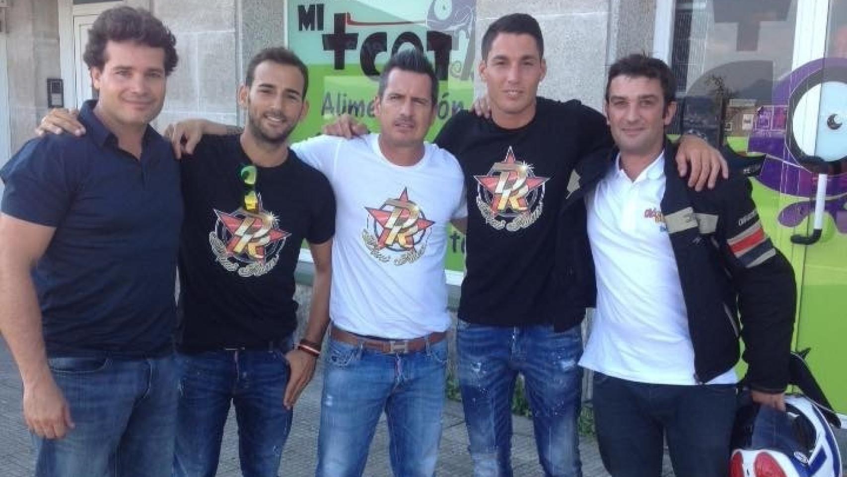 Miguel en el centro, junto a los pilotos José Luis Cardoso. Ricky Cardús, Aleix Espargaró.