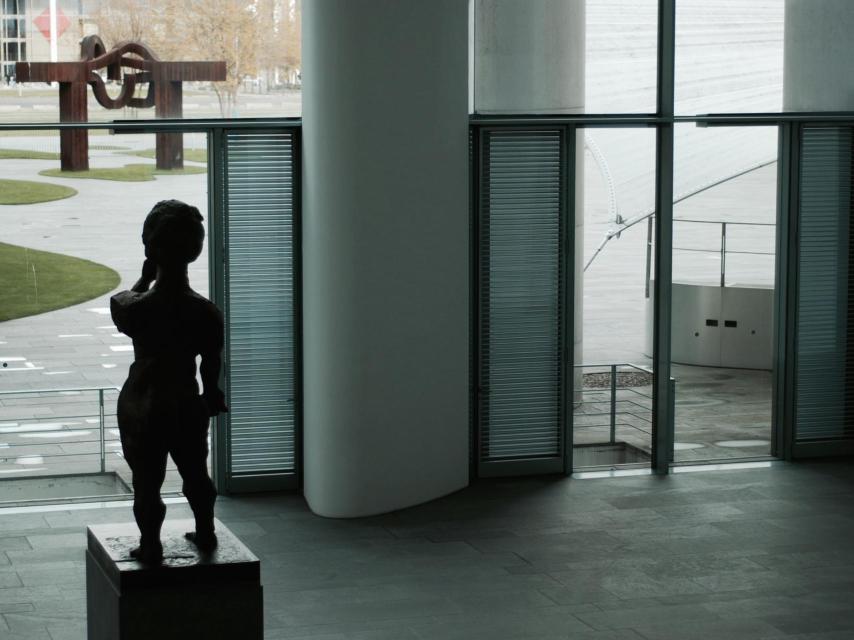 La filósofa saluda a la escultura de Chillida en la entrada de la cancillería.