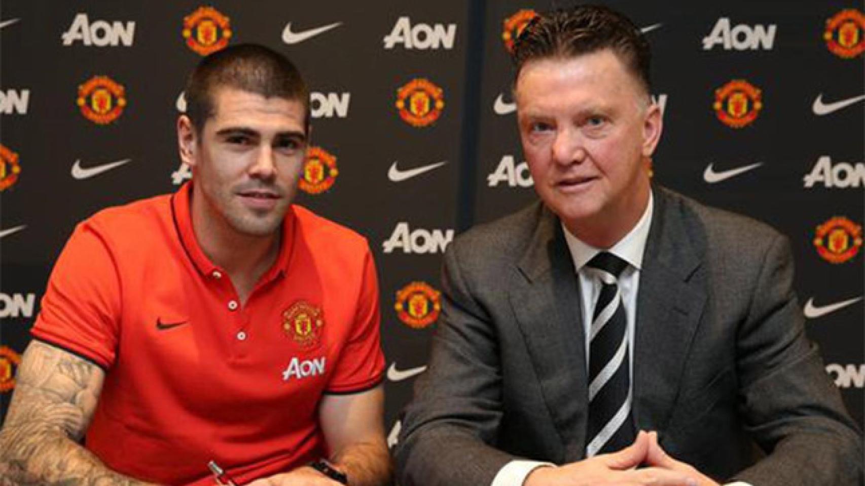 Valdés y Van Gaal el día de su firma con el United.