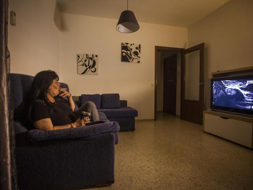 Carmen viendo CSI en su casa