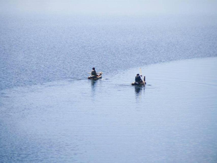Maykol y Alejandro navegando en el río