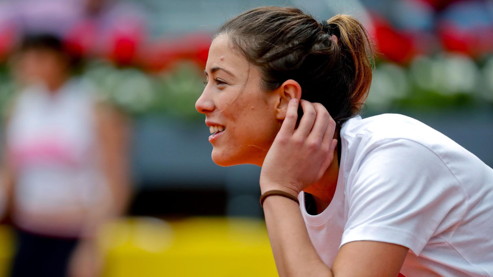 Muguruza se prepara para restar en el Charity Day del Mutua Madrid Open.