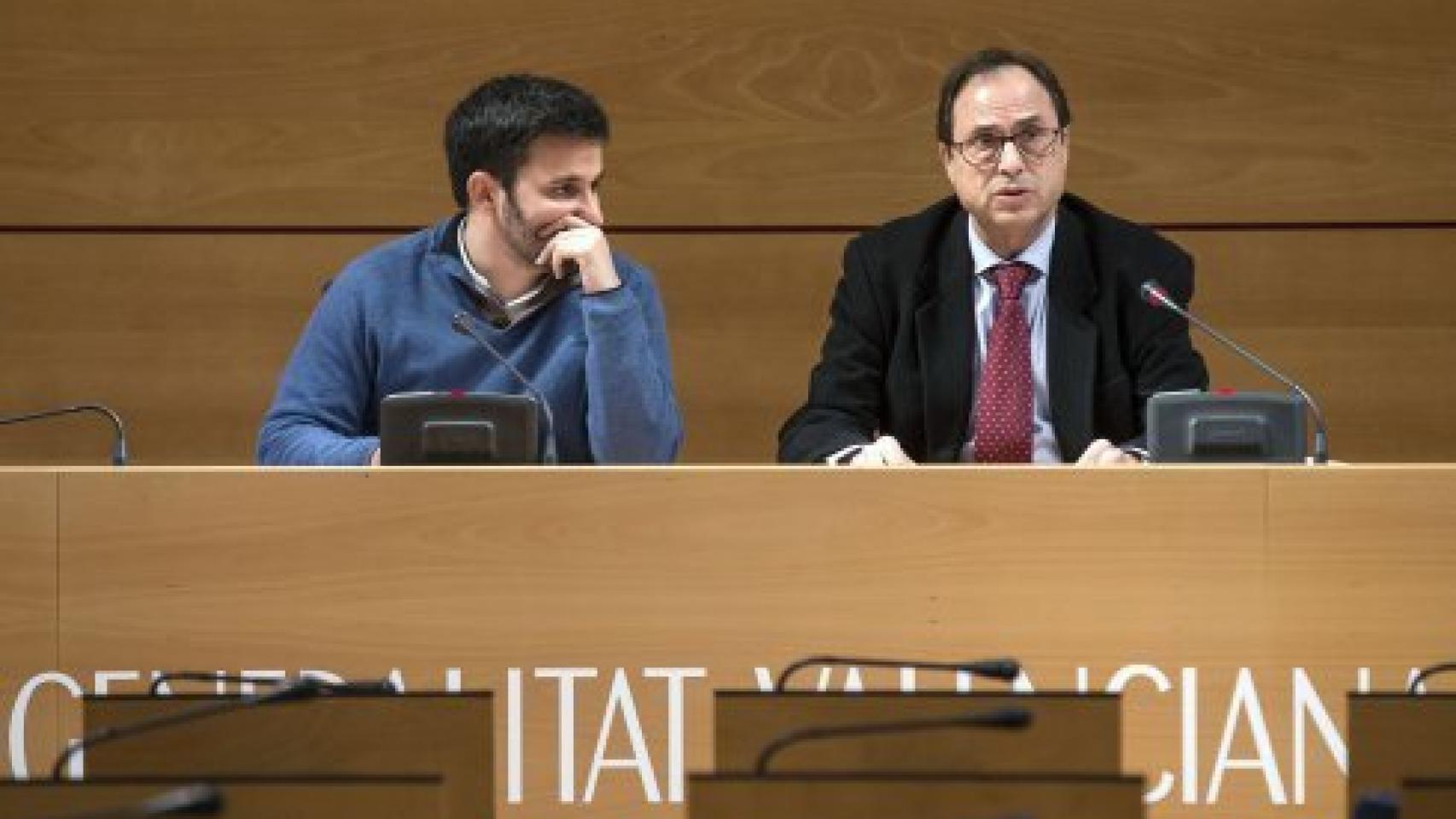 Vicent Marzá, consejero de Educación de la Comunidad Valenciana, a la izquierda.