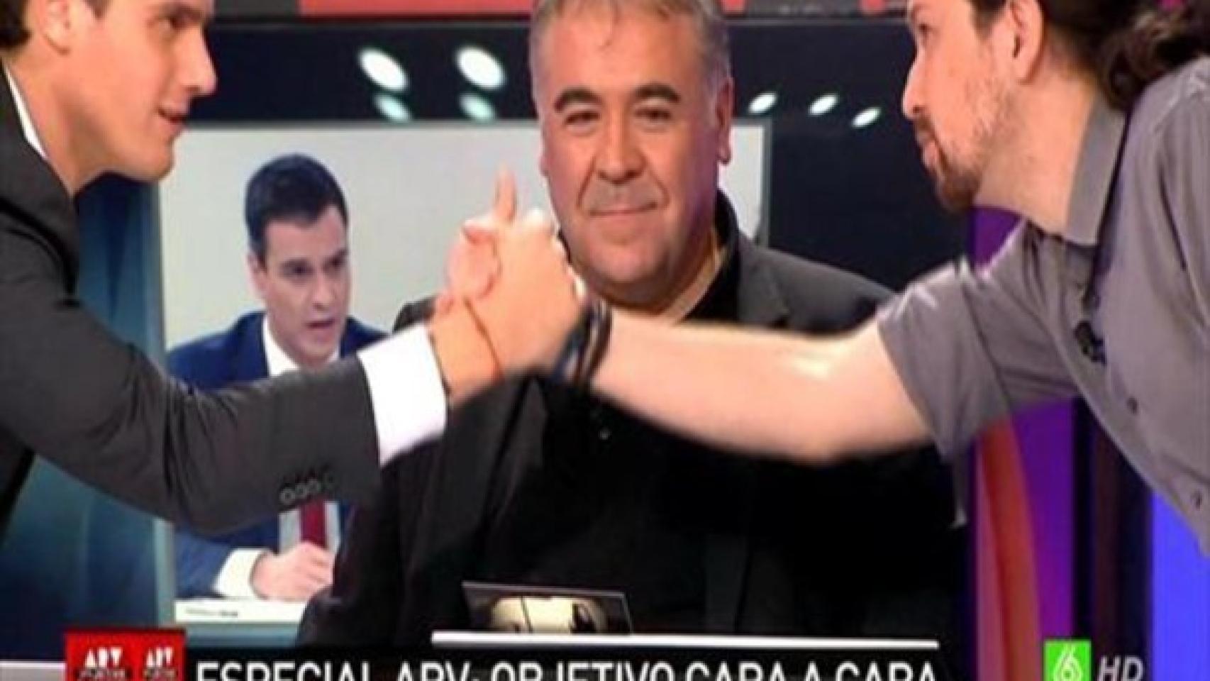 Saludo entre Iglesias y Rivera en La Sexta.