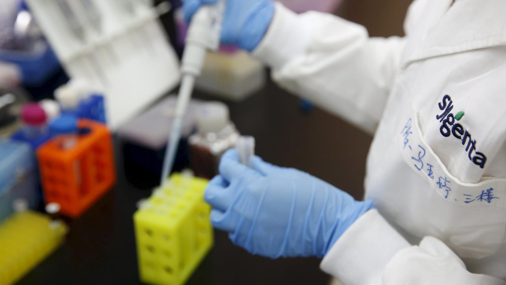 Una investigadora en el Centro Biotecnológico de Syngenta, en Beijing.