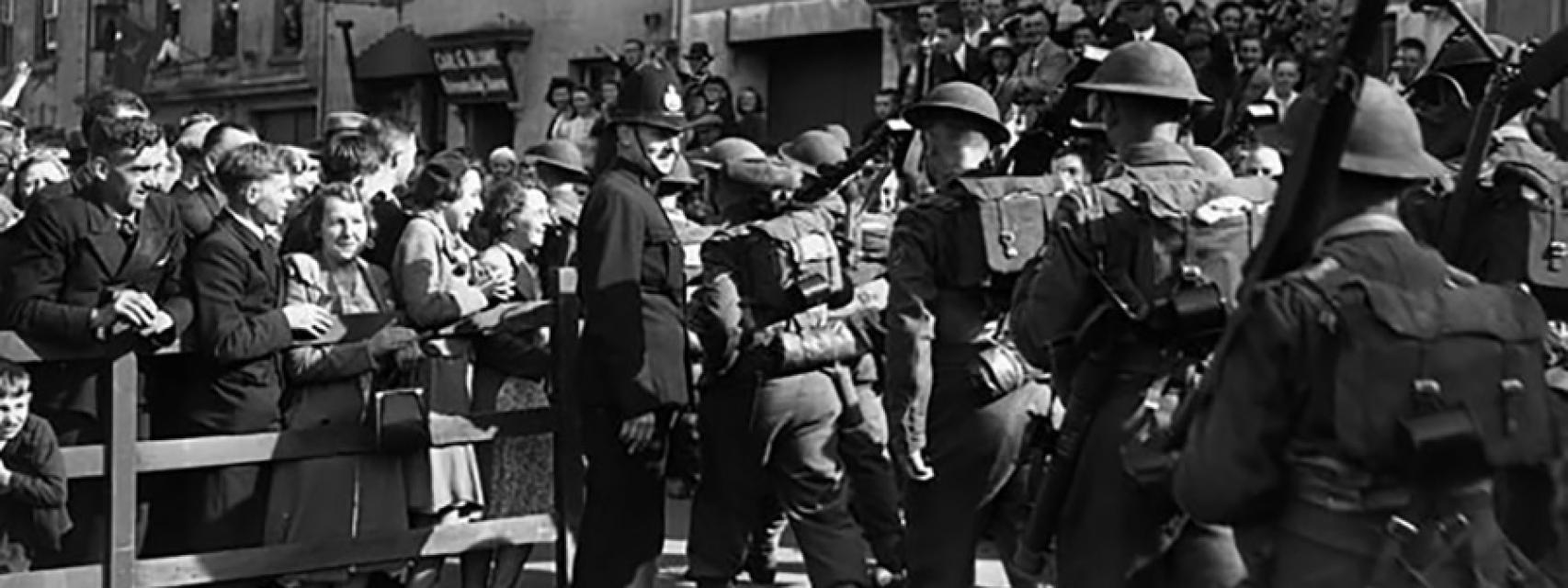 Los isleños dando la bienvenida a las tropas inglesas, tras la liberación.