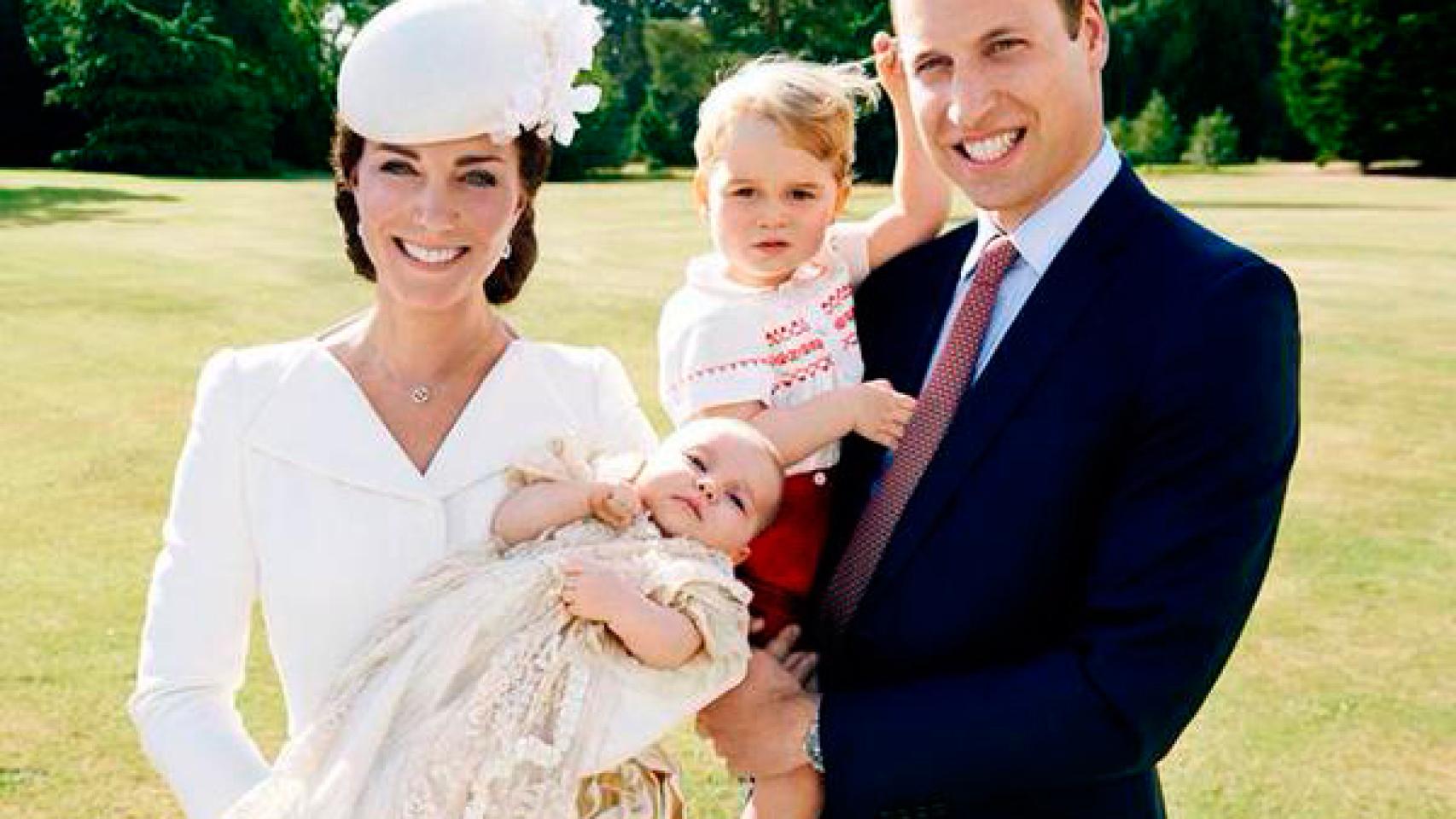 La Duquesa de Cambridge, la Princesa Charlotte, el Príncipe George y el Príncipe Guillermo de Inglaterra en julio