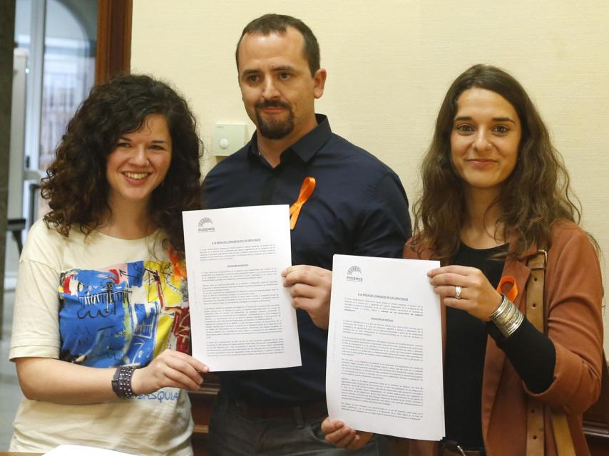 Los diputados de Podemos presentando sus medidas para los medios en el Congreso/EFE