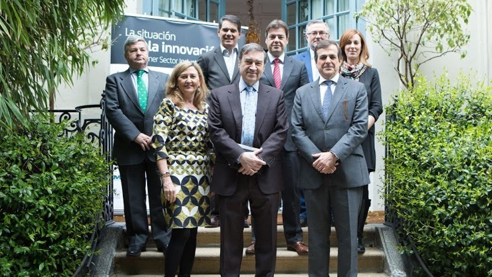 De izquierda a derecha, arriba: Fernando Burgaz, Toni Seijo, César Valencoso, John Müller, Patricia Leiva. Abajo: Sylvia Cabrera, Pedro J. Ramínez e Ignacio Larracoechea.