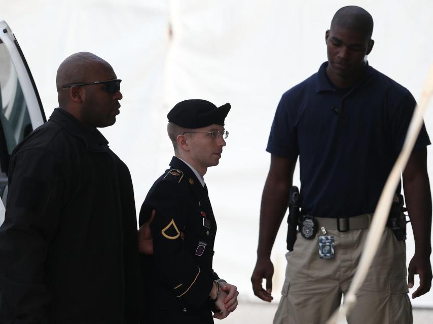 Chelsea Manning acude escoltada por policía militar a su entrada al juicio en agosto de 2013.