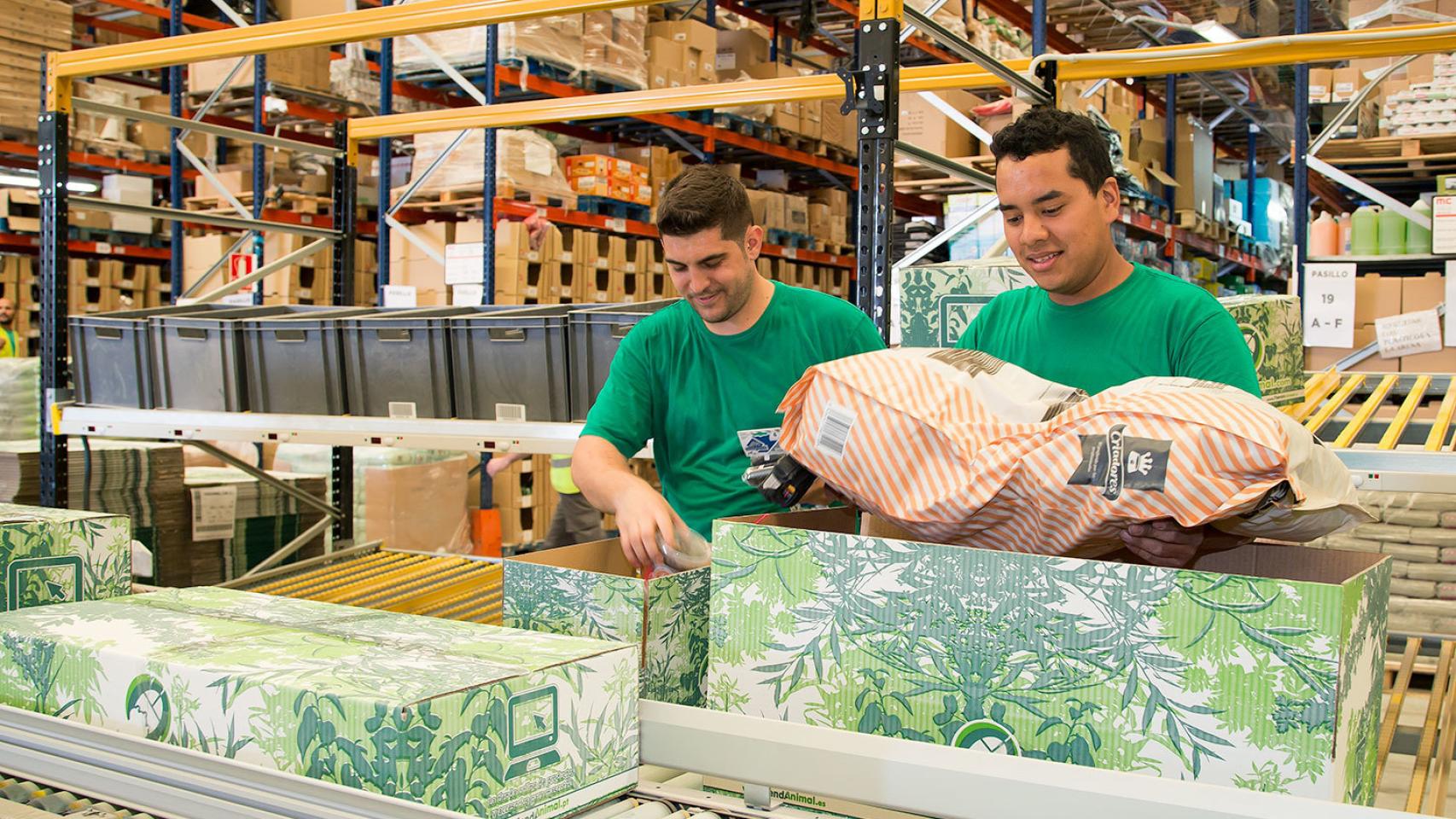 Dos trabajadores en el almacén de Tiendanimal.