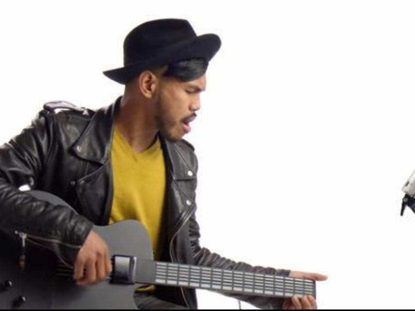 Un usuario de la nueva guitarra de Brian Fan.