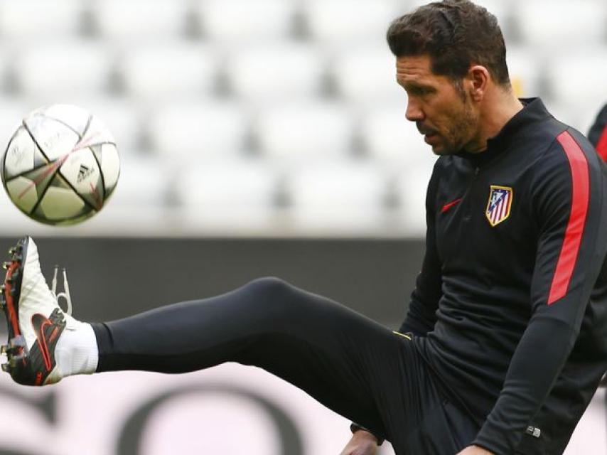 El Cholo Simeone juega con la pelota en el Allianz.