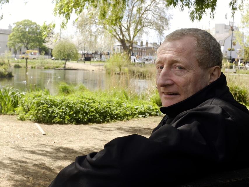 Tom asegura que Goldsmith representa a lo que él llama gente inglesa.