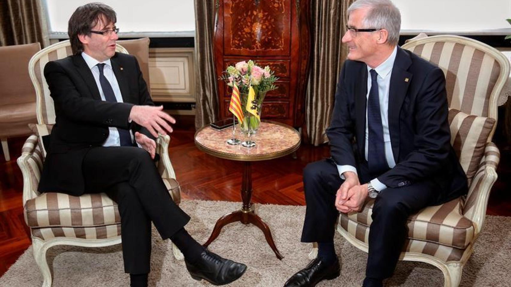 El presidente del Parlamento de Flandes, Geert Bourgeois, y Carles Puigdemont, en Gante.
