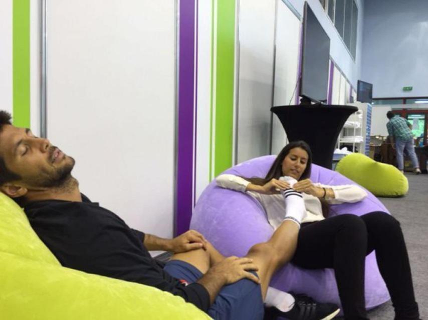 Ana Boyer masajeando los pies de su novio Fernando Verdasco