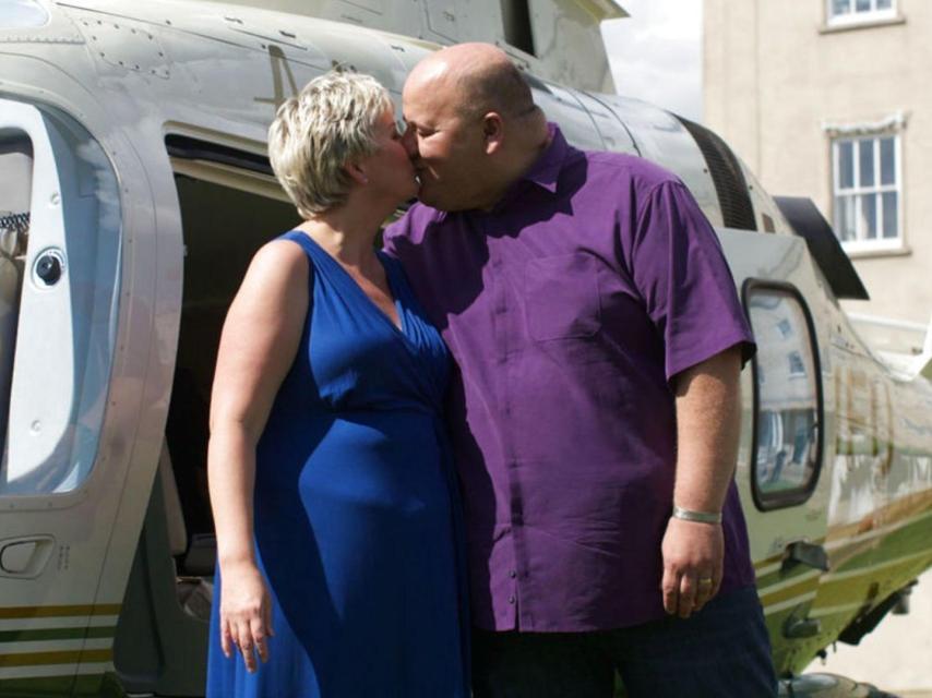 Gillian y Adrian dándose un beso al ganar la lotería