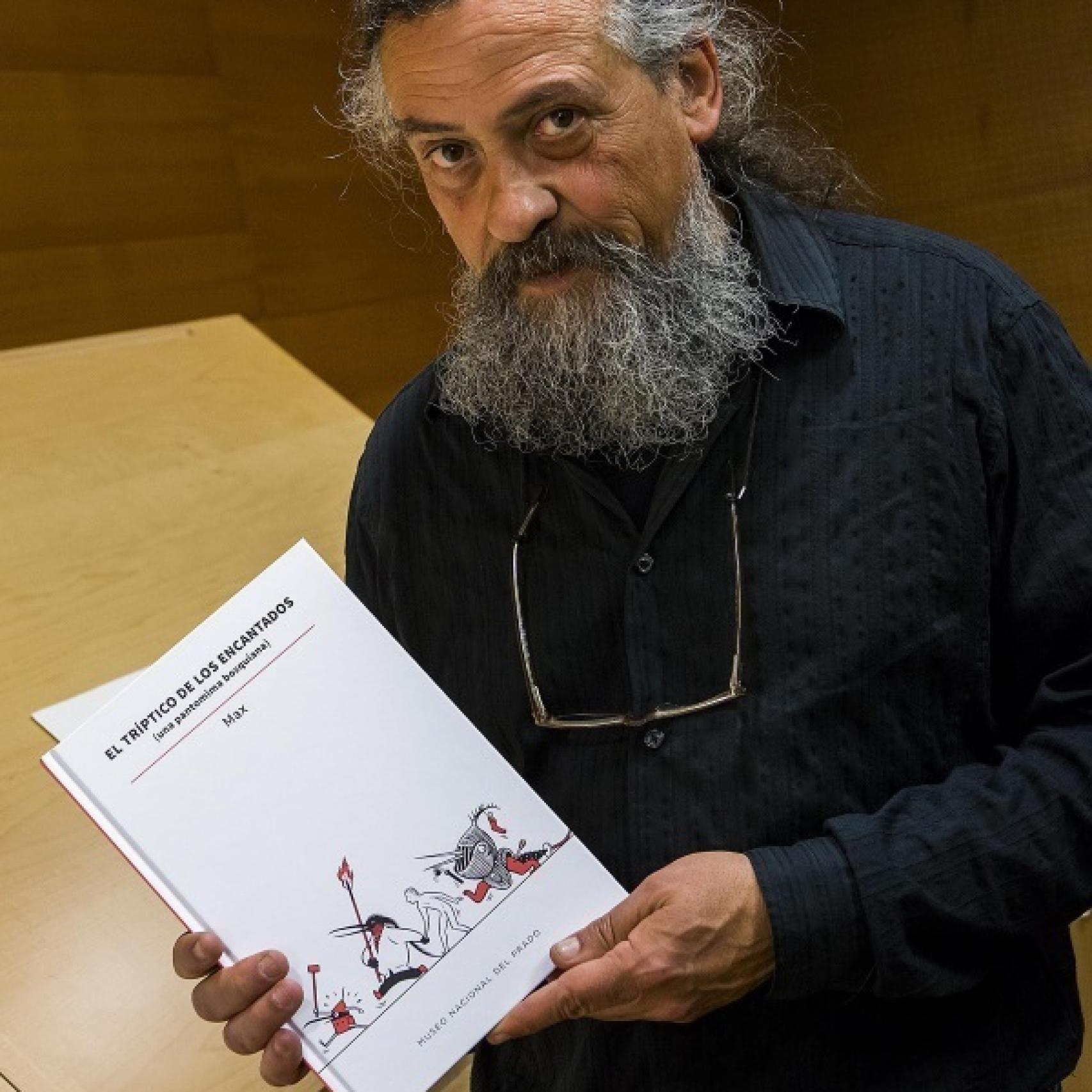 El dibujante con el libro.