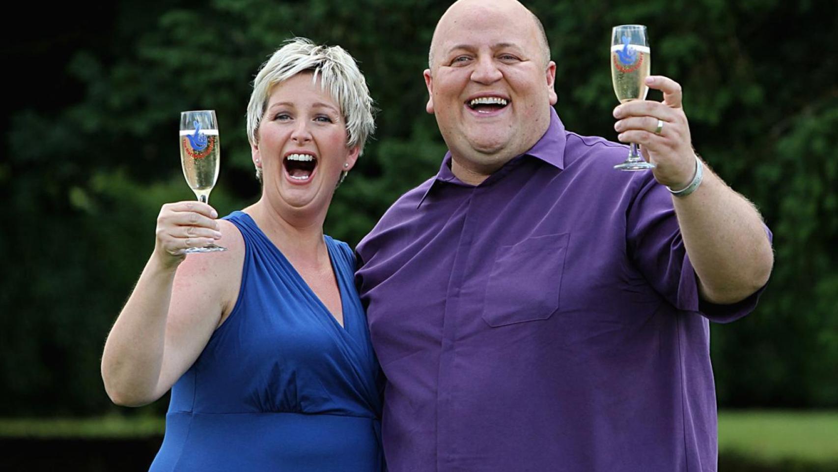 Gillian Bayford junto a su marido Adrian cuando ganaron el premio