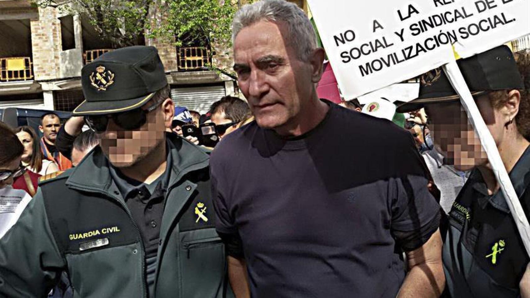 El dirigente del Sindicato Andaluz de Trabajadores (SAT) Diego Cañamero en el momento de ser detenido esta mañana en Jódar (Jaén).