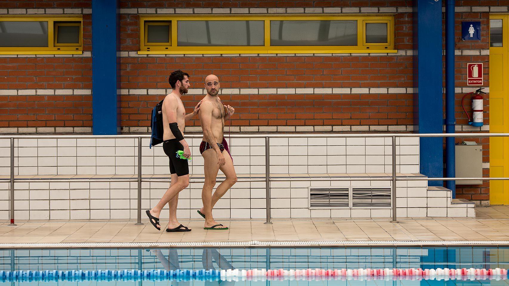 Jota abandona la piscina junto a su guía, Nacho.
