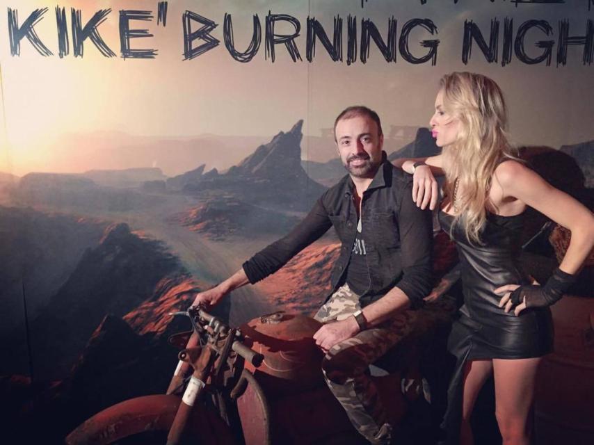 Kira junto a su amigo Adolfo de la Llave, conocido relaciones públicas