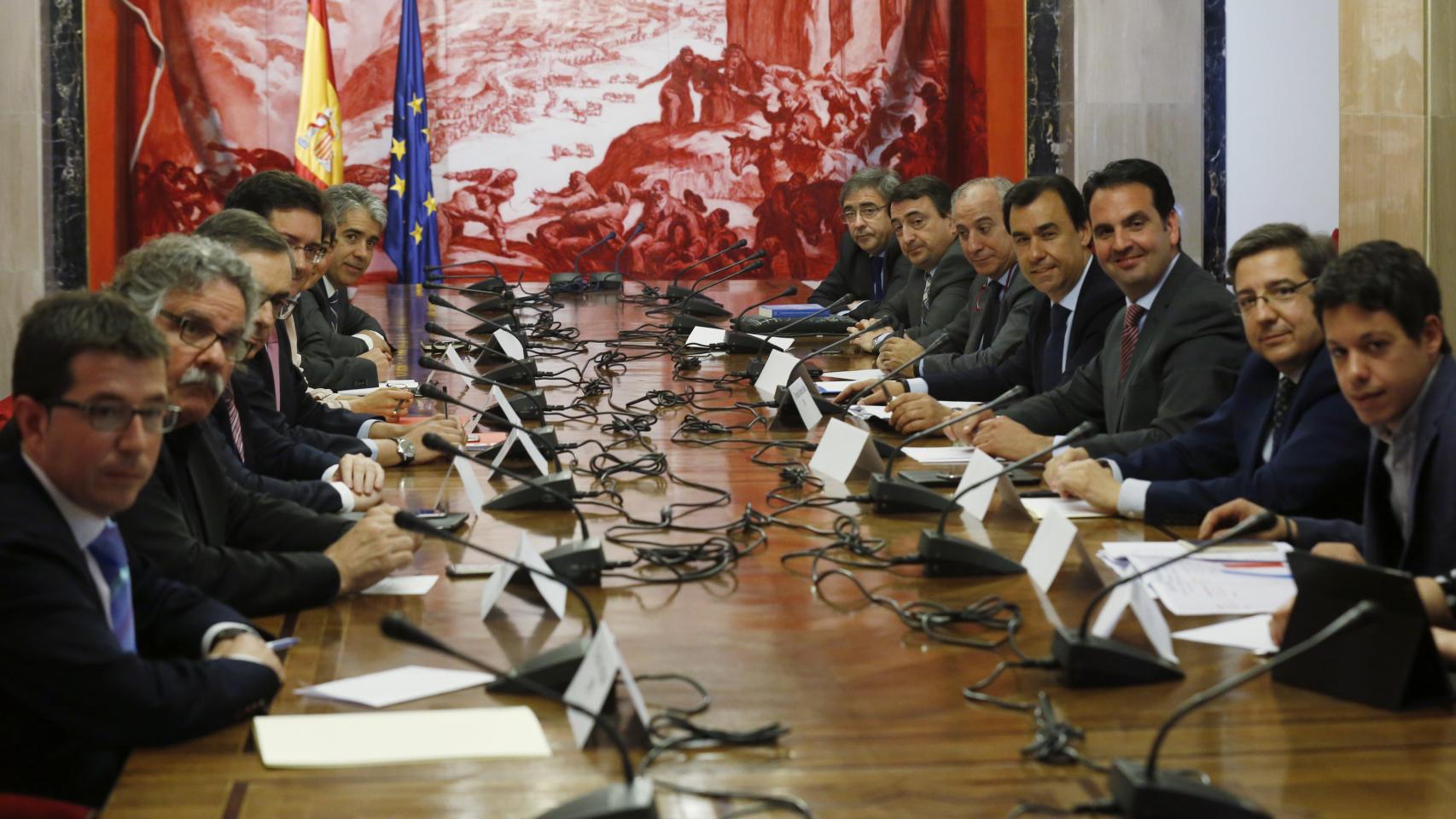 Integrantes de los partidos con representación parlamentaria durante la reunión en el Congreso