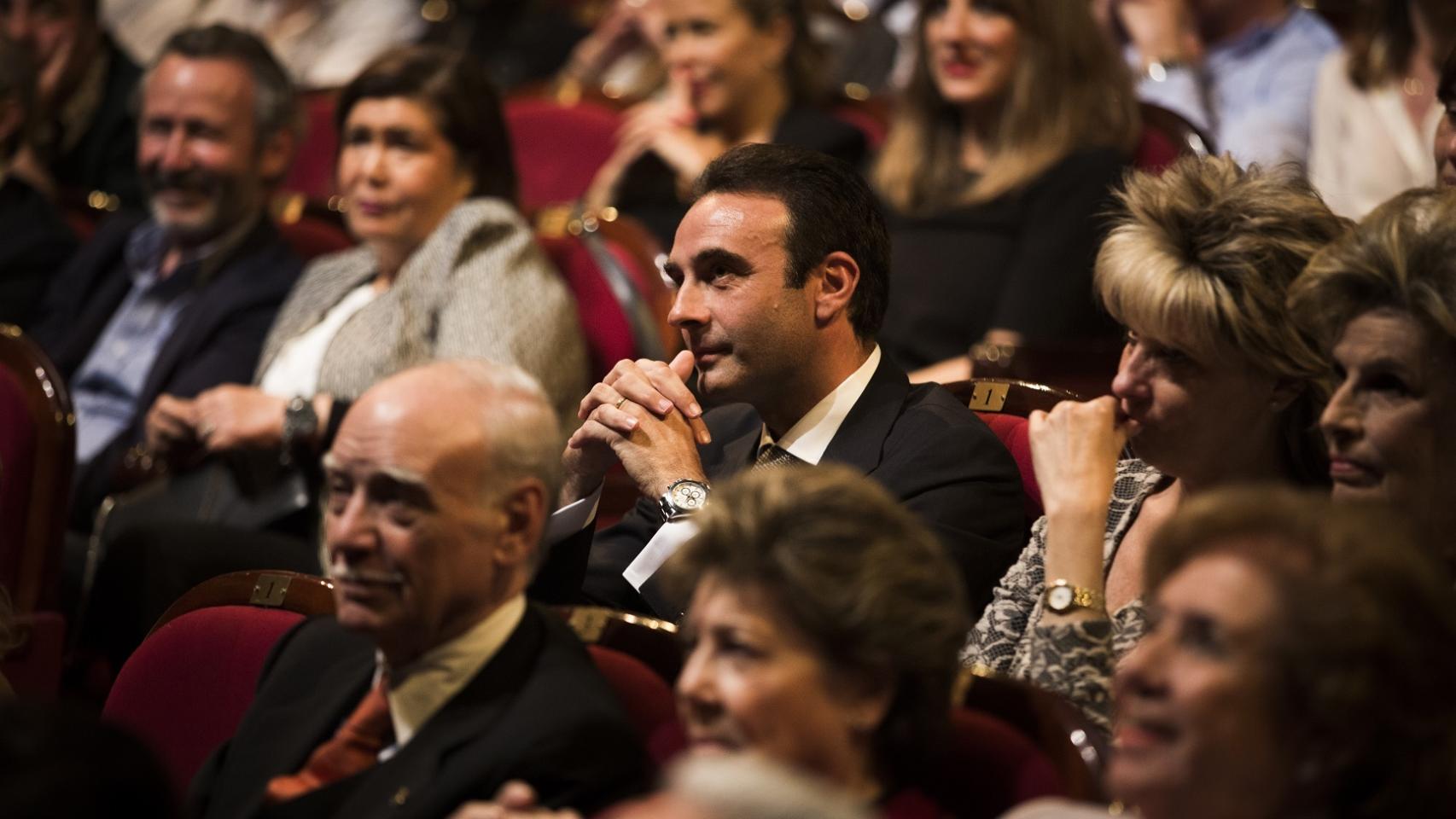 Ponce esperaba el momento de subirse al escenario desde el patio de butacas