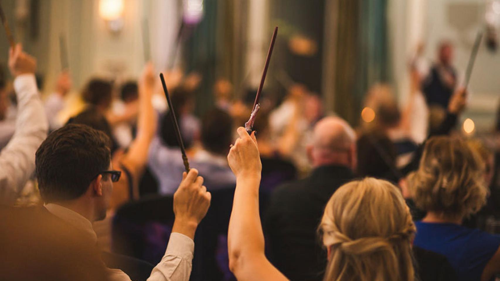 Los invitados, con varitas, participaron activamente en la ceremonia.