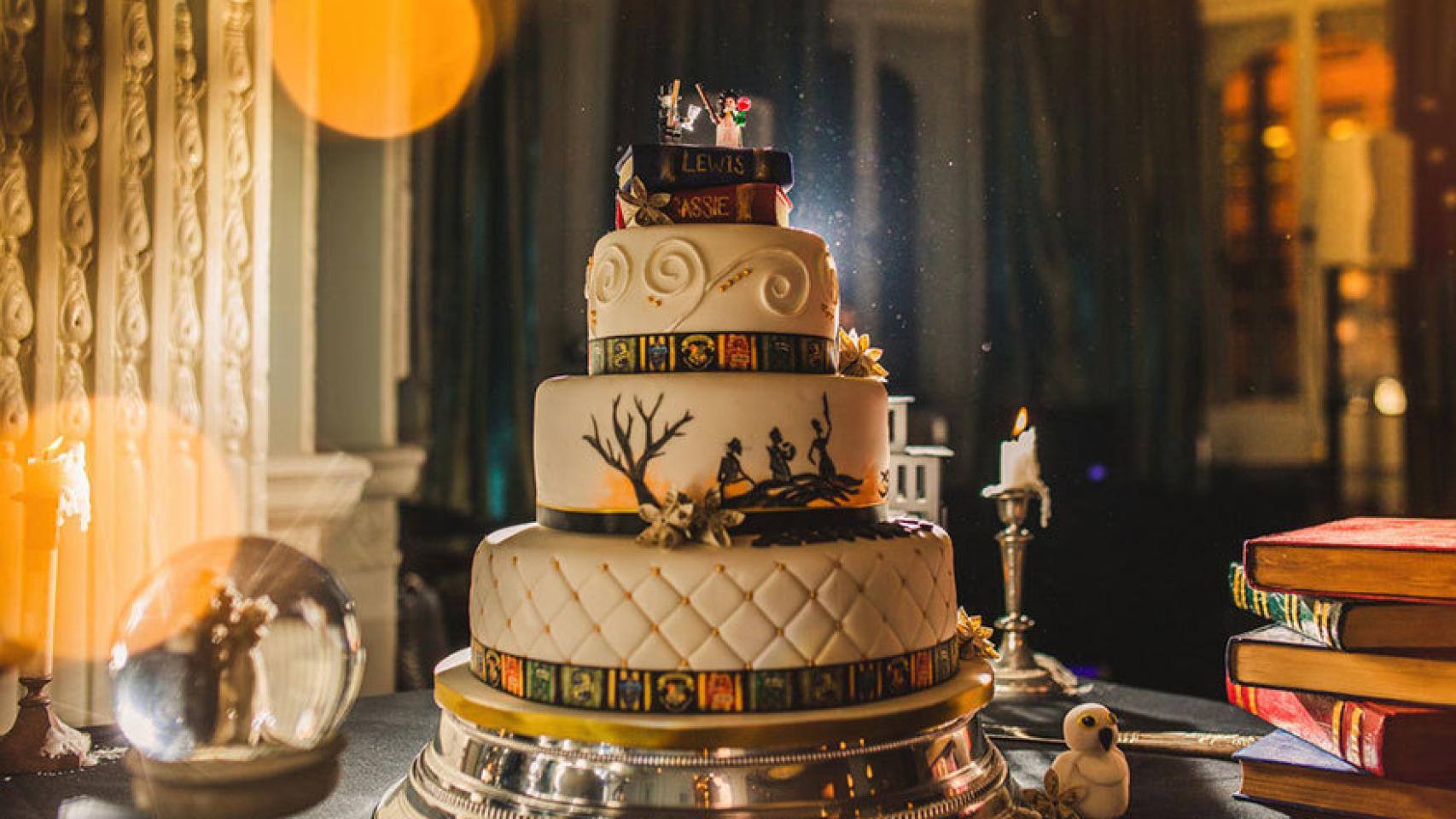 El pastel de novios recrea la querencia por las aventuras del mago.