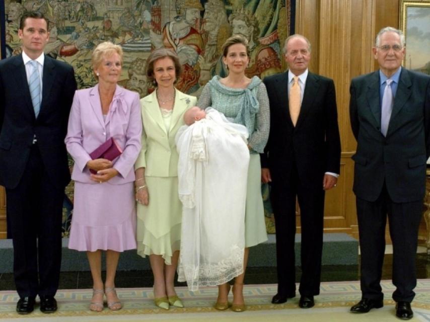 Los padres de Iñaki Urdangarín con los Reyes eméritos en el bautizo de su nieta Irene