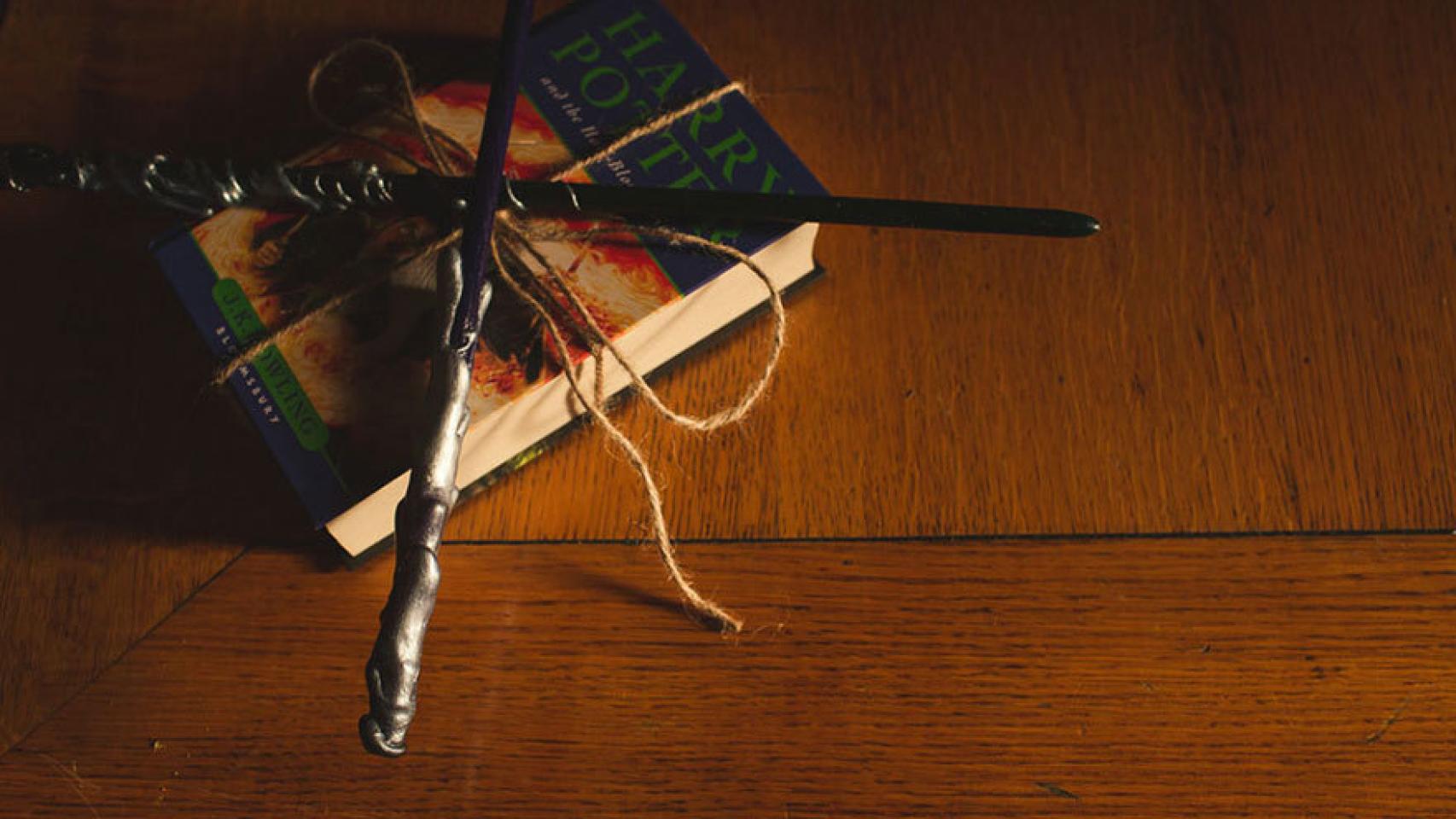 La última novela de Harry Potter fue el sustituto del anillo durante el evento.